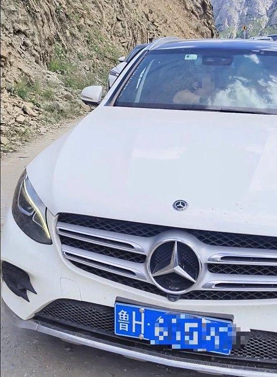 奔驰车女司机逆行逼停摩托还用脚踹，警方通报（视频/组图） - 2