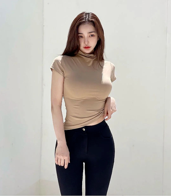【美女】泳池惊现“蚂蚁腰”女神，肉感身材太撩人，网友：鼻血爆棚（组图） - 2