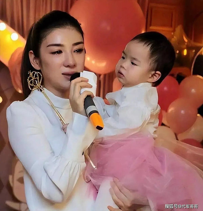 亲爸被判15年，亲妈争议不断，黄奕女儿想出道，被卡的不只是颜值（组图） - 4