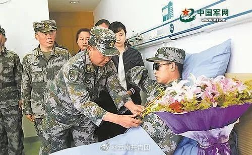 【情感】“排雷英雄”杜富国:为保护战友被炸成血人!新婚妻子说:今生我就是你的眼睛和手(组图) - 17