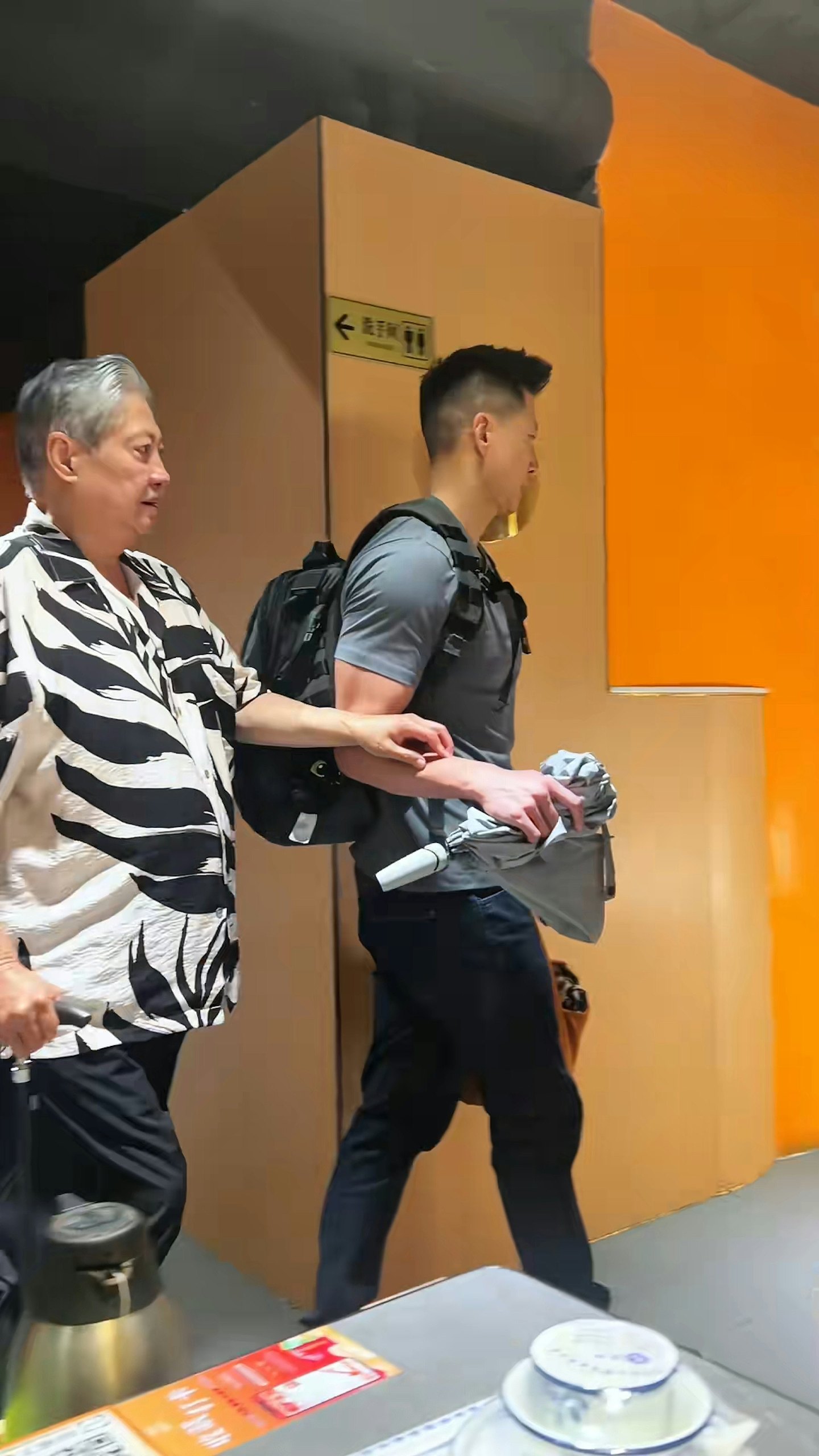 洪金宝持拐杖行路脚照片曝！最帅儿子伸出臂弯当扶手身材颜值满分（组图） - 12