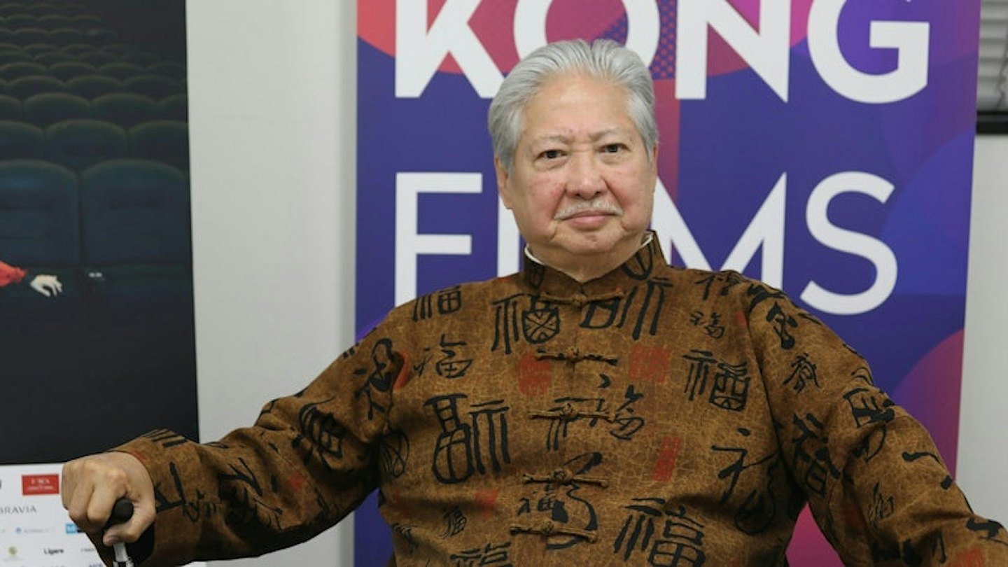 洪金宝持拐杖行路脚照片曝！最帅儿子伸出臂弯当扶手身材颜值满分（组图） - 1