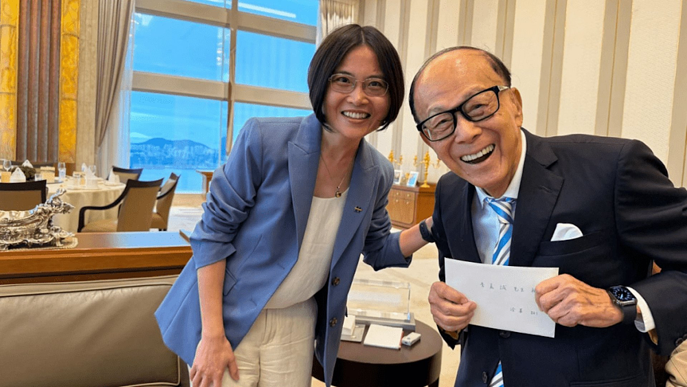 李嘉诚长孙正面照曝光,笑容露齿酷似王俪桥,16岁创业获猛人相助(组图) - 1