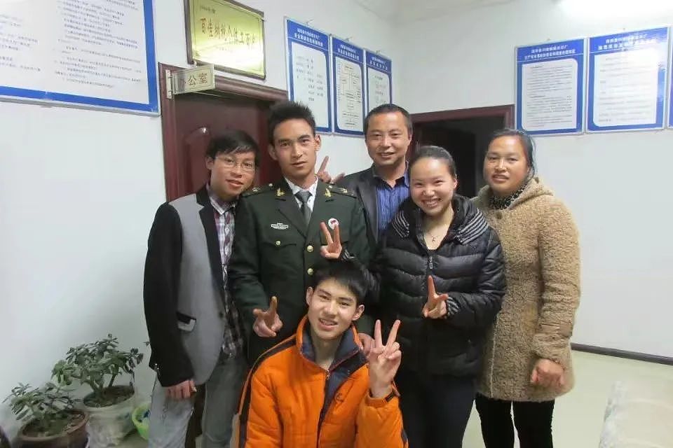 【情感】“排雷英雄”杜富国:为保护战友被炸成血人!新婚妻子说:今生我就是你的眼睛和手(组图) - 15