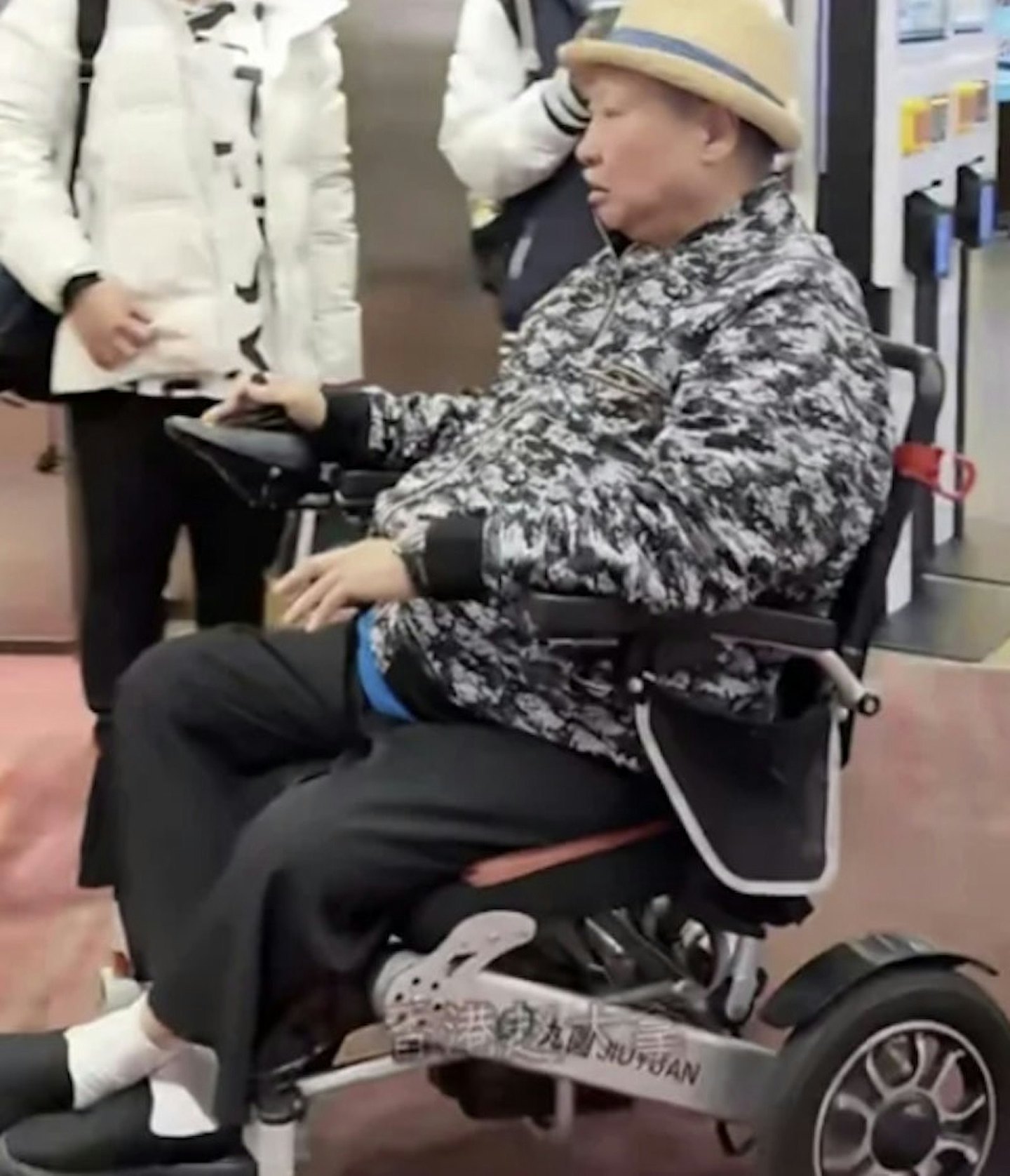 洪金宝持拐杖行路脚照片曝！最帅儿子伸出臂弯当扶手身材颜值满分（组图） - 3