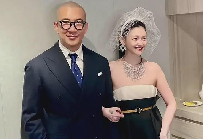 具俊晔摆在大S墓地合影曝光,亲吻妻子额头,工作人员曝真实情况(组图) - 1
