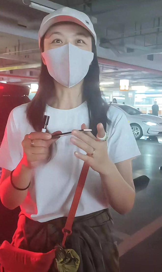 汤唯和老公在新疆餐厅吃饭，金泰勇皮肤黝黑（组图） - 1