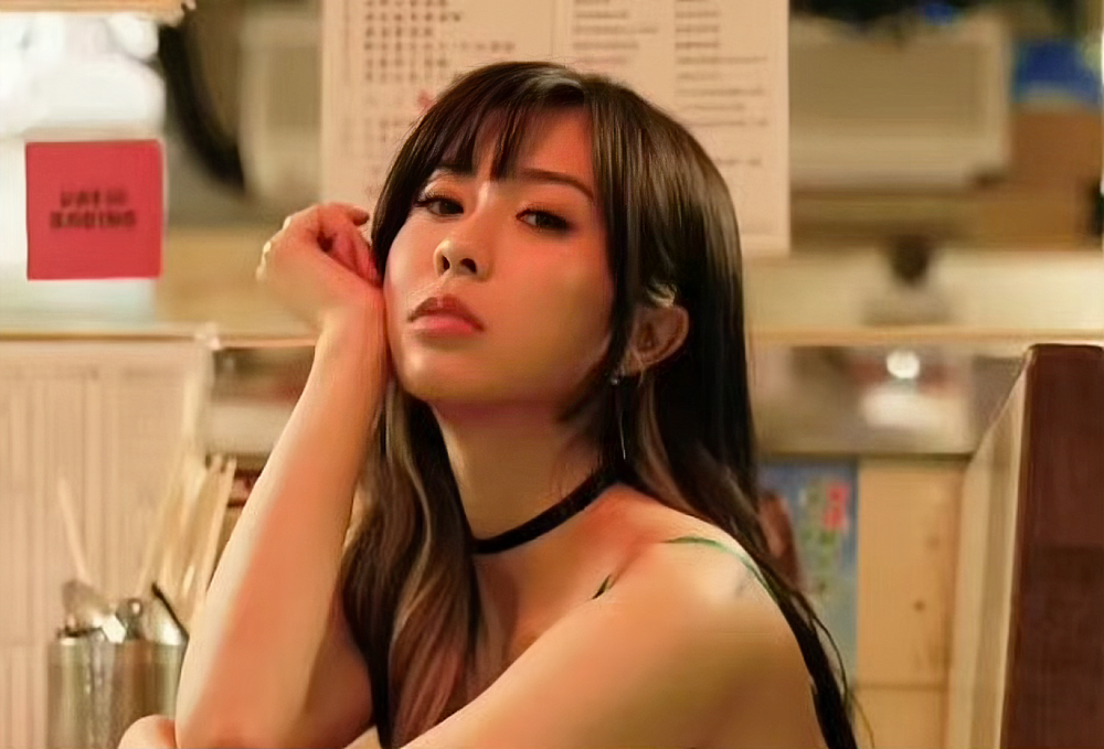 香港男星被曝脚踏两只船,和女嘉宾搞暧昧,正牌女友是成人博主(组图) - 7
