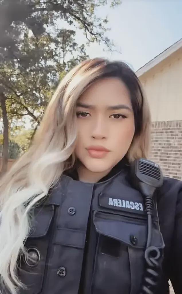 一夜没OOXX，美国女警秒变罚单狂魔？穿着制服开黄腔，她把自己送上热搜（组图） - 4