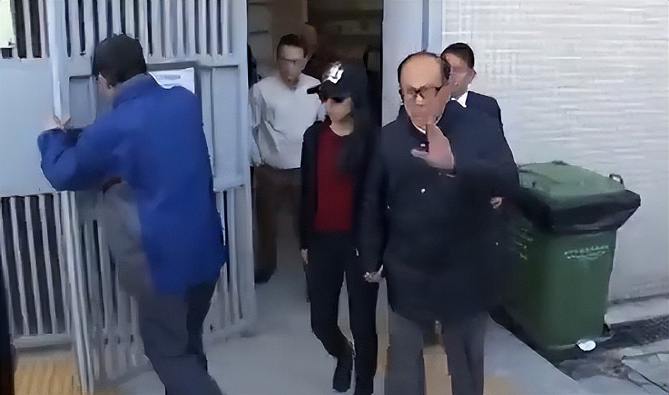 李嘉诚长孙正面照曝光,笑容露齿酷似王俪桥,16岁创业获猛人相助(组图) - 9