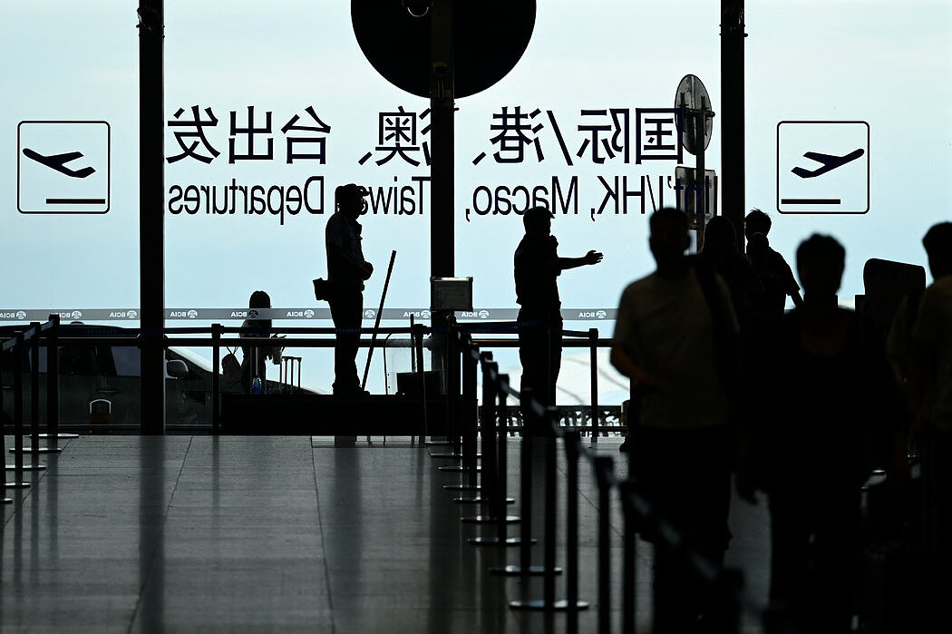 中国限制公职人员出国，幼教、护士也要上交护照（组图） - 4