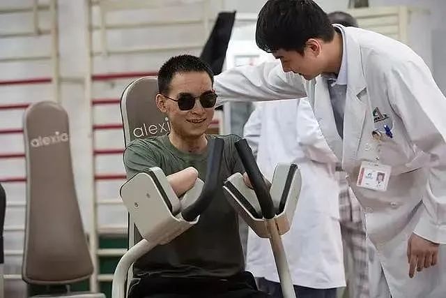 【情感】“排雷英雄”杜富国:为保护战友被炸成血人!新婚妻子说:今生我就是你的眼睛和手(组图) - 27