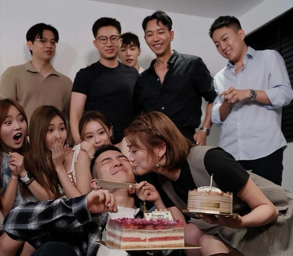 香港男星被曝脚踏两只船,和女嘉宾搞暧昧,正牌女友是成人博主(组图) - 3