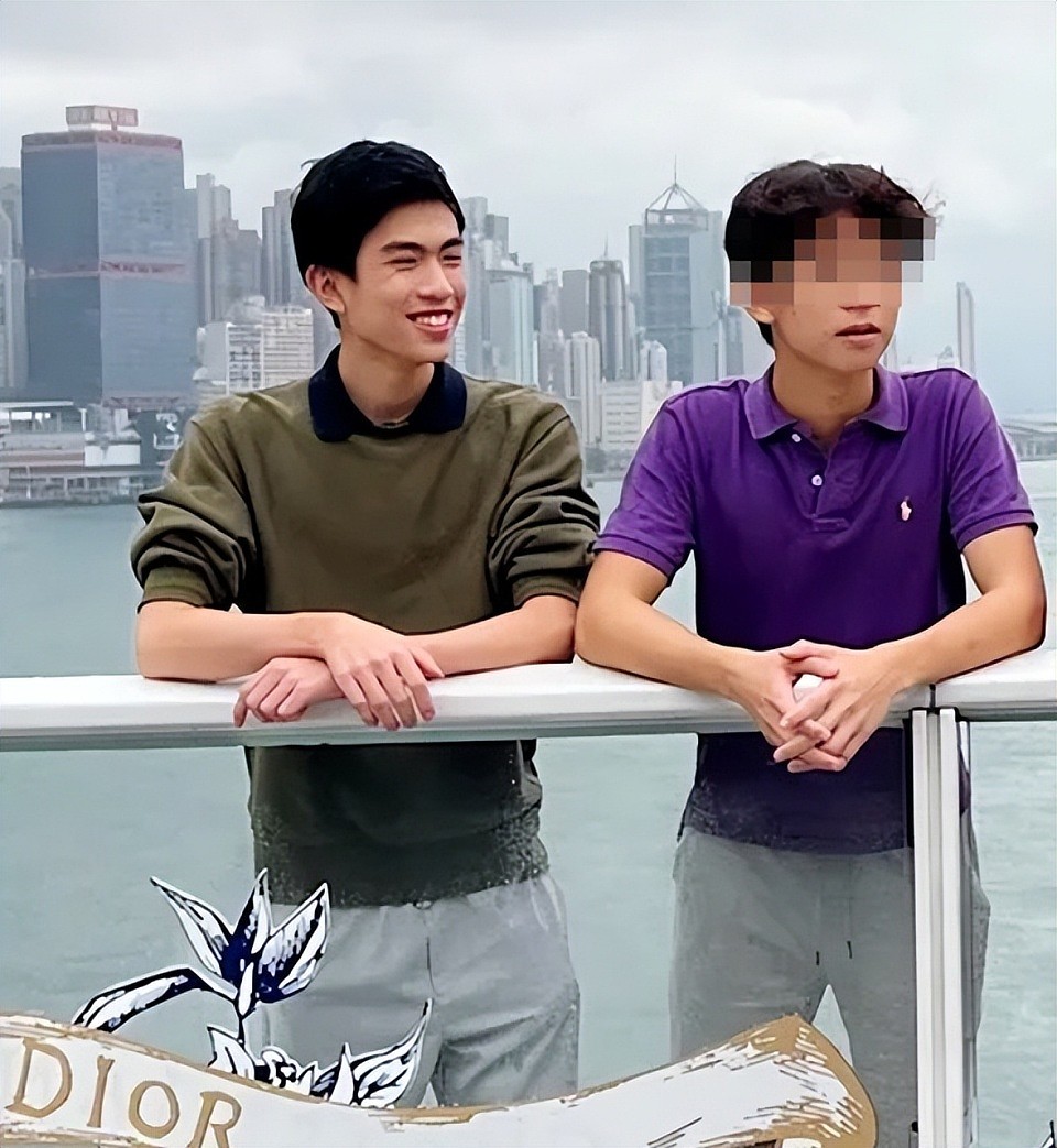 李嘉诚长孙正面照曝光,笑容露齿酷似王俪桥,16岁创业获猛人相助(组图) - 2