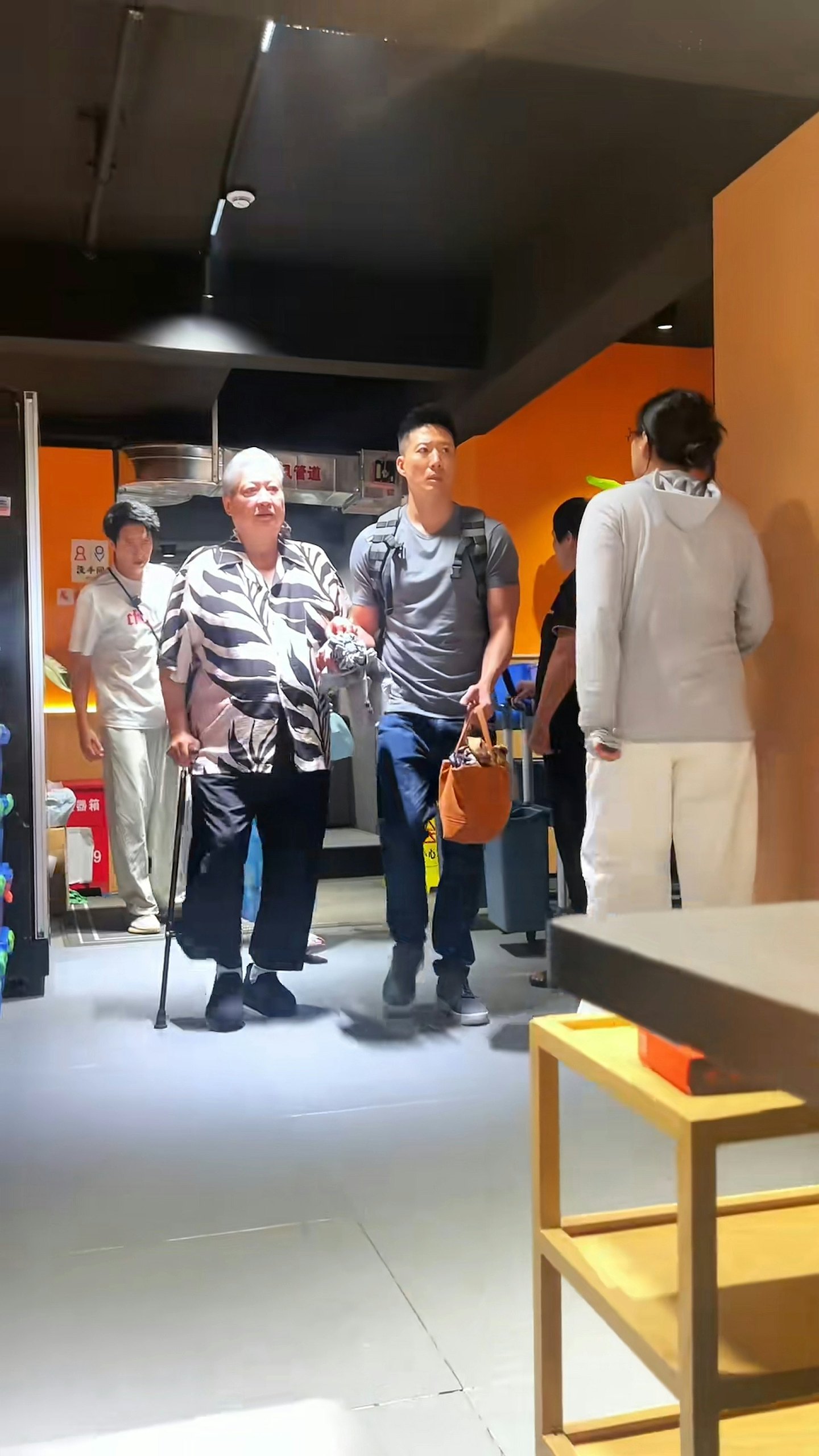 洪金宝持拐杖行路脚照片曝！最帅儿子伸出臂弯当扶手身材颜值满分（组图） - 8