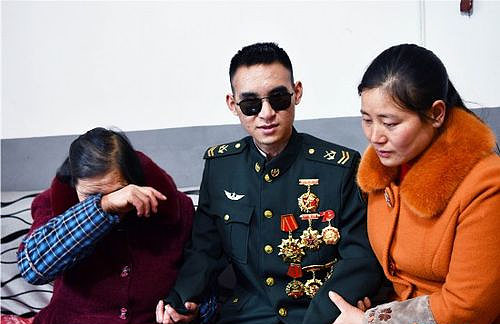 【情感】“排雷英雄”杜富国:为保护战友被炸成血人!新婚妻子说:今生我就是你的眼睛和手(组图) - 16