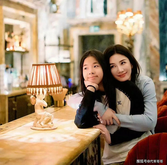 亲爸被判15年，亲妈争议不断，黄奕女儿想出道，被卡的不只是颜值（组图） - 9