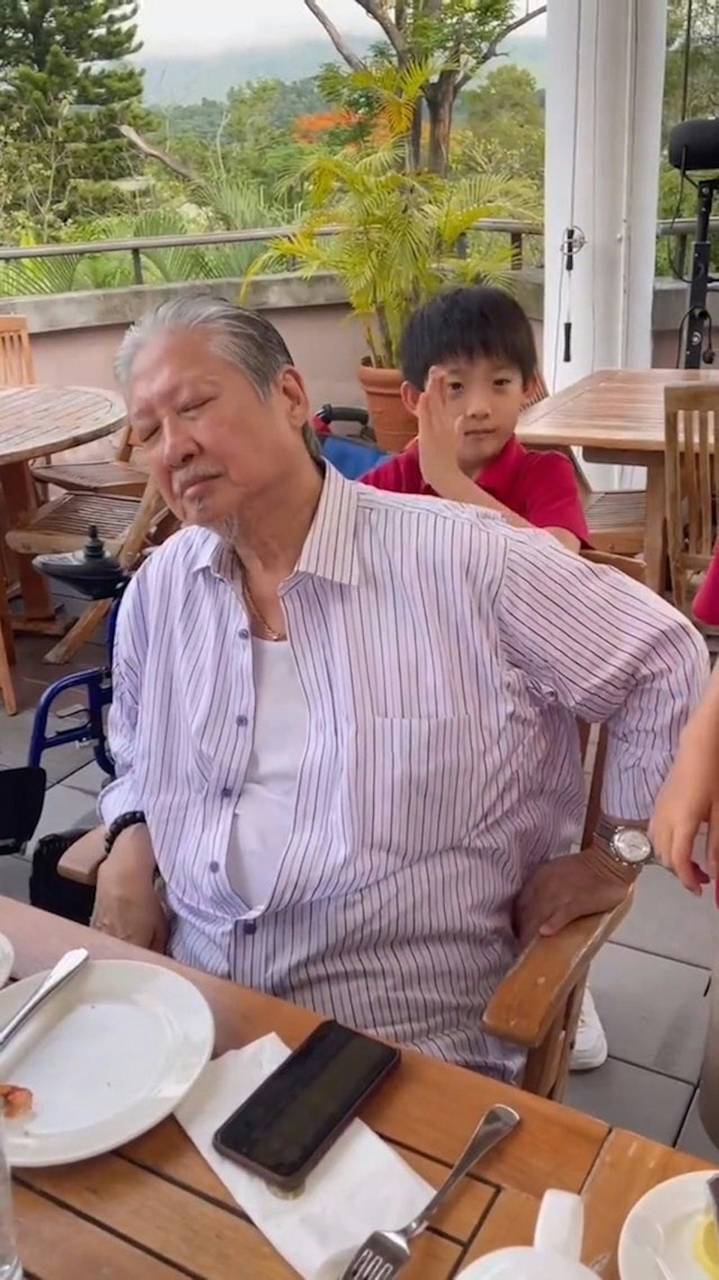 洪金宝持拐杖行路脚照片曝！最帅儿子伸出臂弯当扶手身材颜值满分（组图） - 20