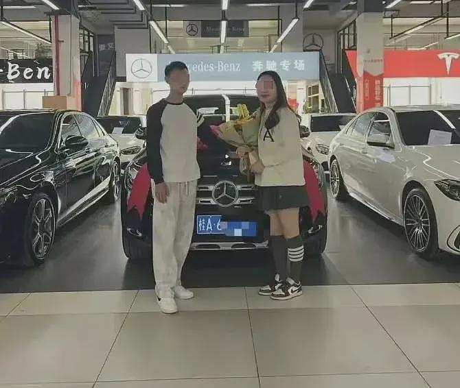 关于奔驰“亮证姐”这事,网友们发现更多细节了(组图) - 3