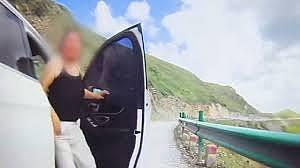 遭奔驰逼停车主发声：看到车里有孩子哭想着算了，发现尾箱丢了才报警（图） - 1