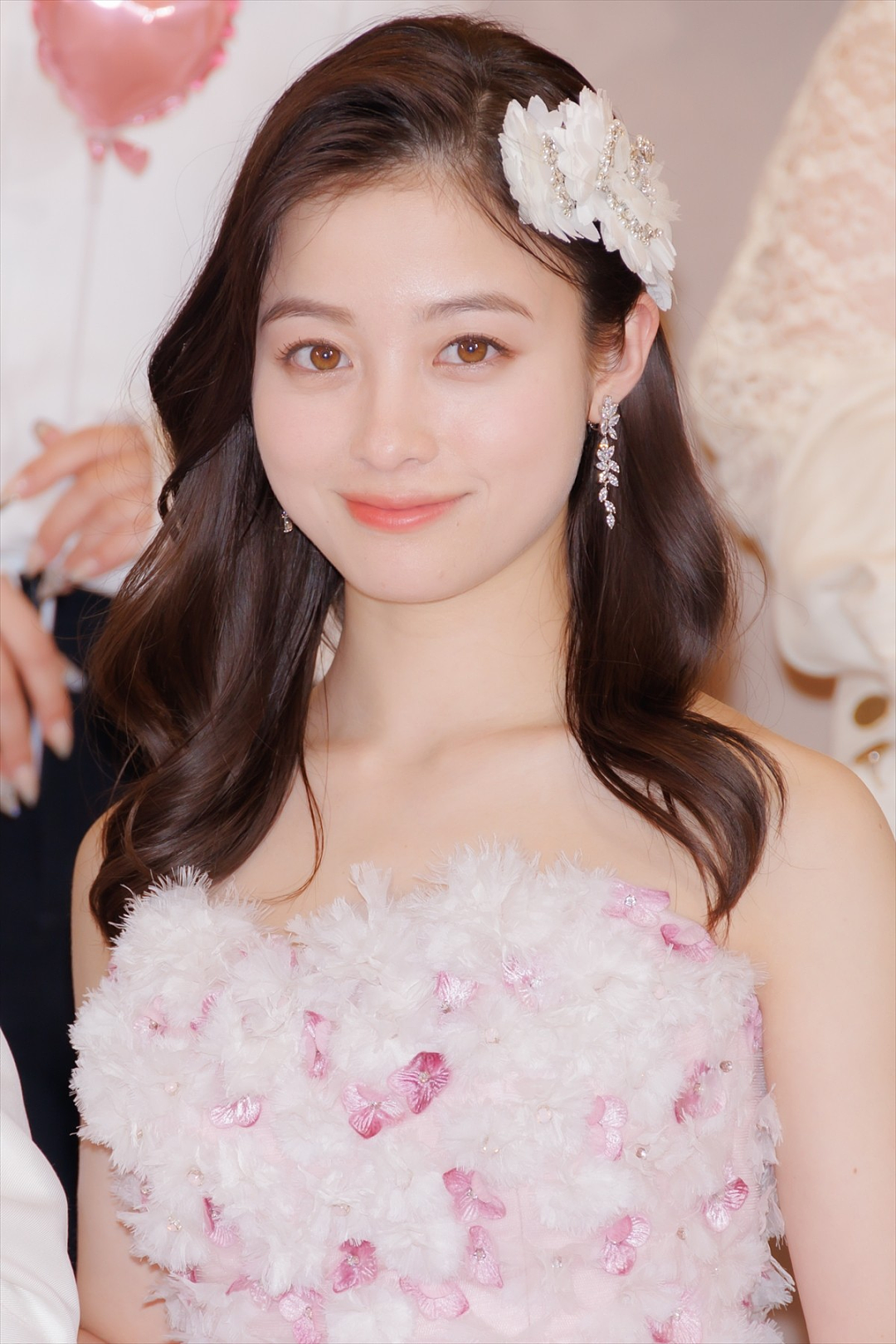 日本“千年一遇美少女”被逼婚？未婚夫怕她太红急领证，自曝拍婚纱见家长住她买的3亿豪宅？（组图） - 7