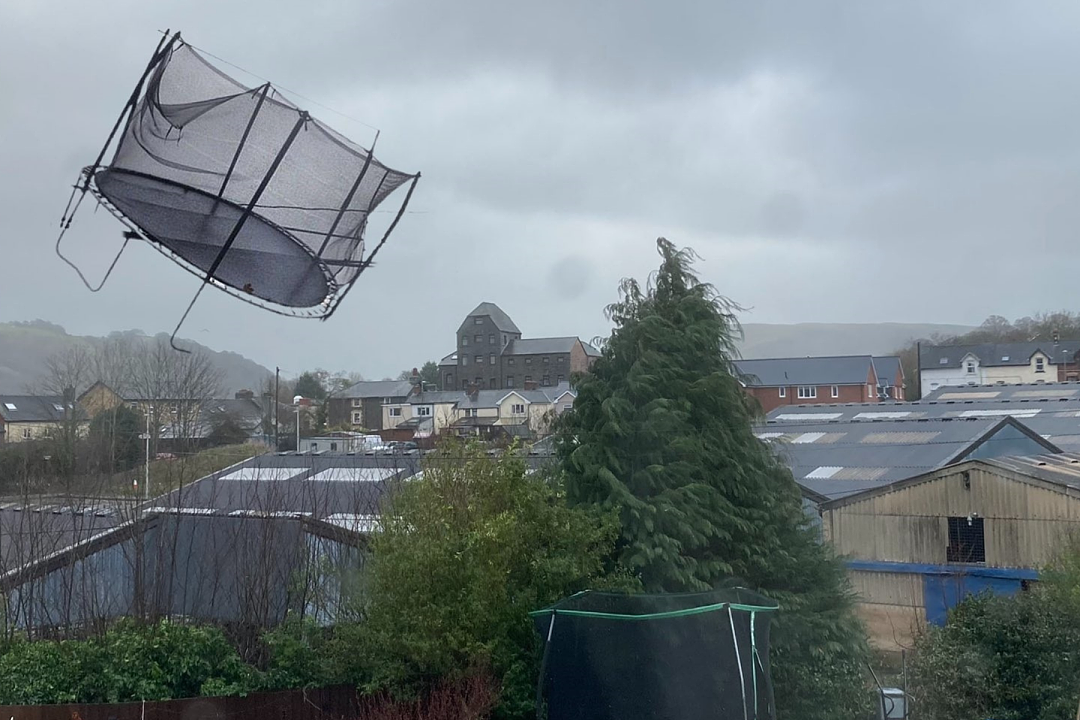 伦敦地标撕裂、交通停摆、蹦床飞上天！英国又迎致命风暴，仿佛回到了那一夜...（组图） - 8