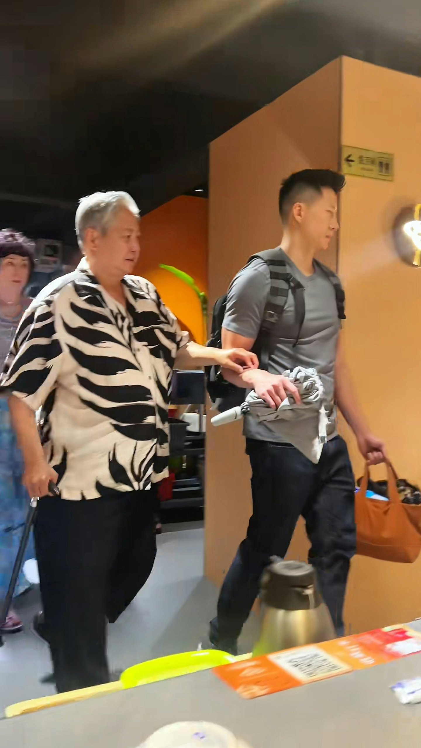 洪金宝持拐杖行路脚照片曝！最帅儿子伸出臂弯当扶手身材颜值满分（组图） - 11