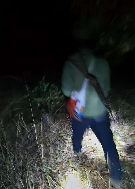 中国17岁少年前往中缅边境后失联数月,曾发给家人“有人背枪”的照片(组图) - 1