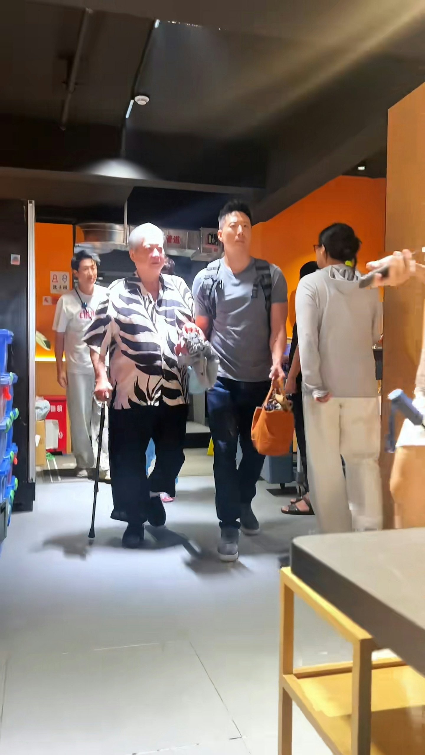 洪金宝持拐杖行路脚照片曝！最帅儿子伸出臂弯当扶手身材颜值满分（组图） - 5