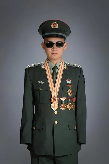 【情感】“排雷英雄”杜富国:为保护战友被炸成血人!新婚妻子说:今生我就是你的眼睛和手(组图) - 5