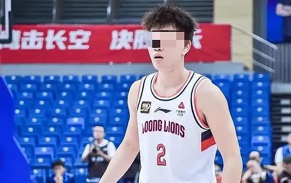 运动员把女友装行李箱带进房过夜，看完女生身材怪不得能做到（组图） - 1