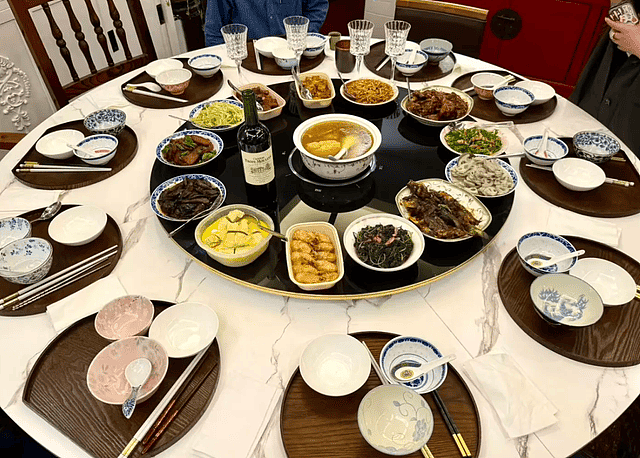 邬君梅家庭聚餐,84岁朱曼芳老的快认不出来,母女喝啤酒感情真好(组图) - 2