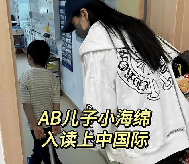 36岁杨颖现状曝光！带儿子去香港定居，机场独自拎行李背影狼狈（组图） - 11