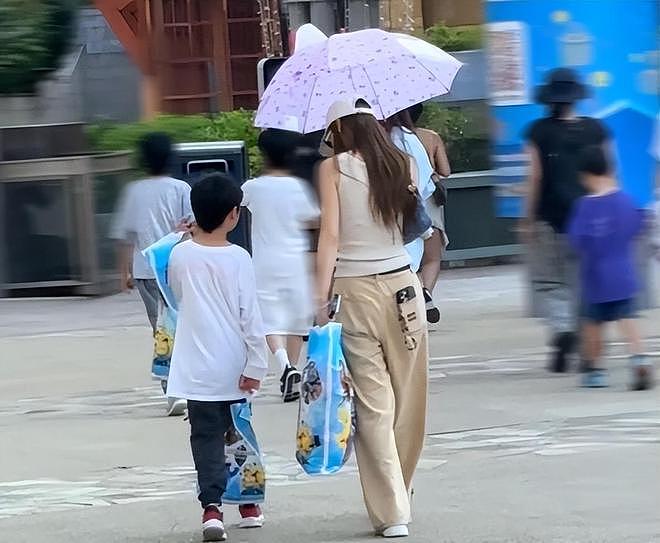 36岁杨颖现状曝光！带儿子去香港定居，机场独自拎行李背影狼狈（组图） - 20