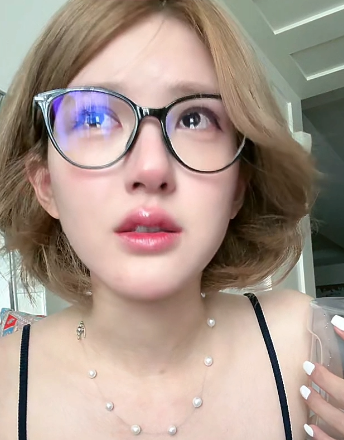 赵露思直播落泪,自曝父亲曾确诊癌症,控诉公司不让她回家陪伴(组图) - 18