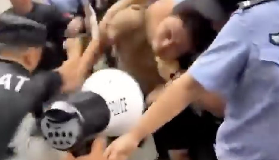 外网疯传四川霸凌升级警民冲突！陆网静默，DeepSeek“思考中断”（组图） - 1