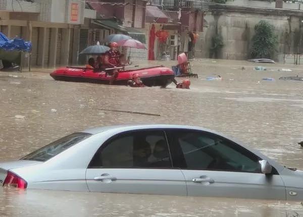 广东多地洪灾“如黄河滚滚”，汽车漂浮，水深及腰（组图） - 5
