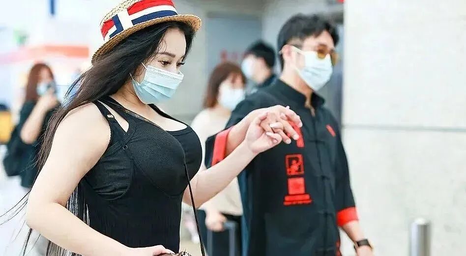 【美女】邹市明娇妻冉莹颖晒“浴室照”，40岁身材逆龄，自曝分房睡三年（组图） - 2