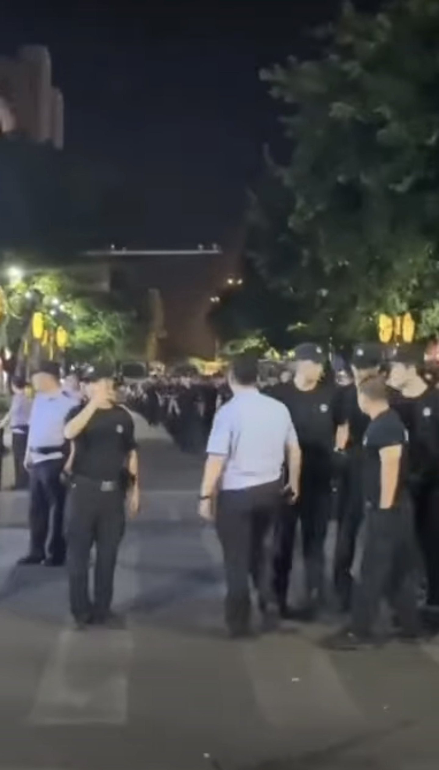 四川江油事件刷屏!14岁少女遭霸凌,网曝民众愤怒抗议遭暴力清场,执法方式引发舆情(组图) - 10