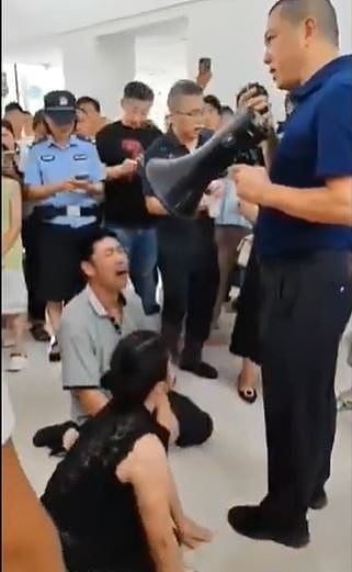 四川江油欺凌疑受虐4小时，伤势触目惊心！施虐者被“轻纵”引发警民冲突，父母无声哭跪求公道画面曝（视频/组图） - 2