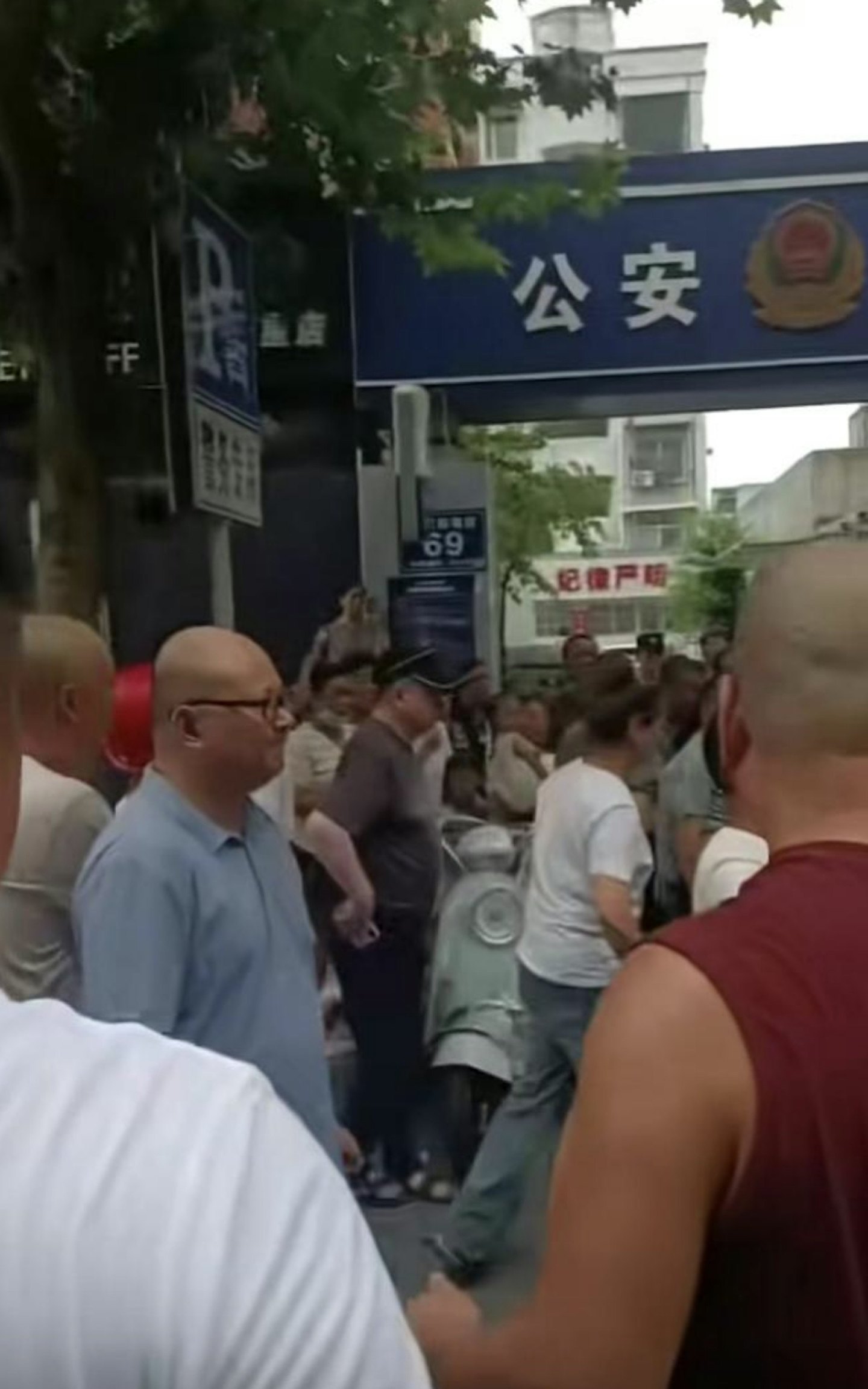 四川江油事件刷屏!14岁少女遭霸凌,网曝民众愤怒抗议遭暴力清场,执法方式引发舆情(组图) - 8