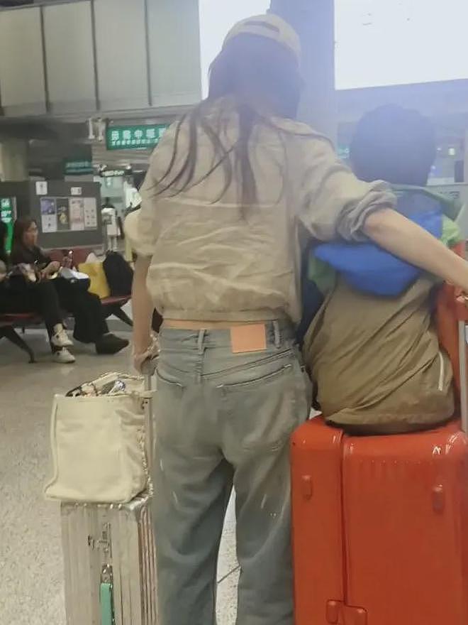 36岁杨颖现状曝光！带儿子去香港定居，机场独自拎行李背影狼狈（组图） - 6
