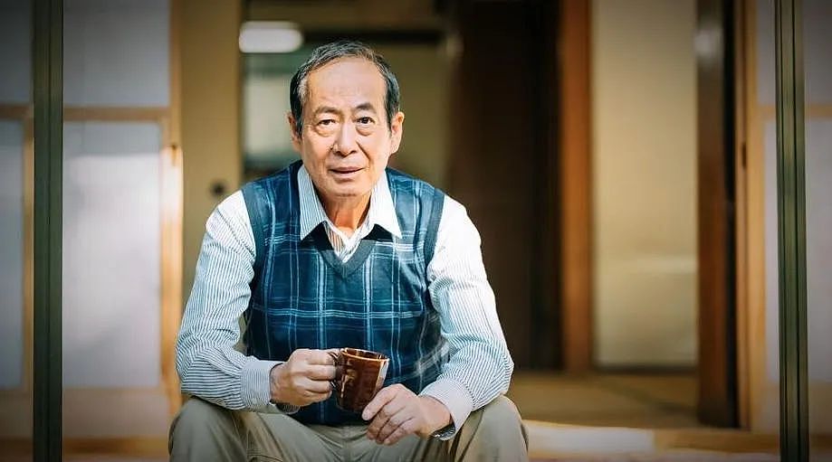大爷手握上亿存款,退休回乡下!他想得挺美,结果离开妻子啥也不会,整天吃泡面...(组图) - 2