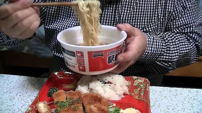 大爷手握上亿存款,退休回乡下!他想得挺美,结果离开妻子啥也不会,整天吃泡面...(组图) - 6