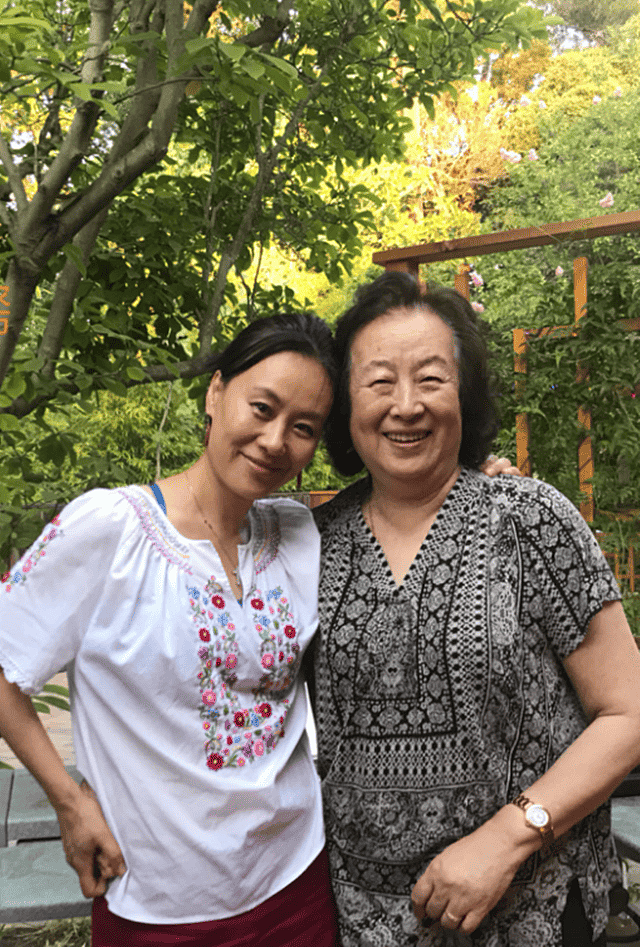 邬君梅家庭聚餐,84岁朱曼芳老的快认不出来,母女喝啤酒感情真好(组图) - 3