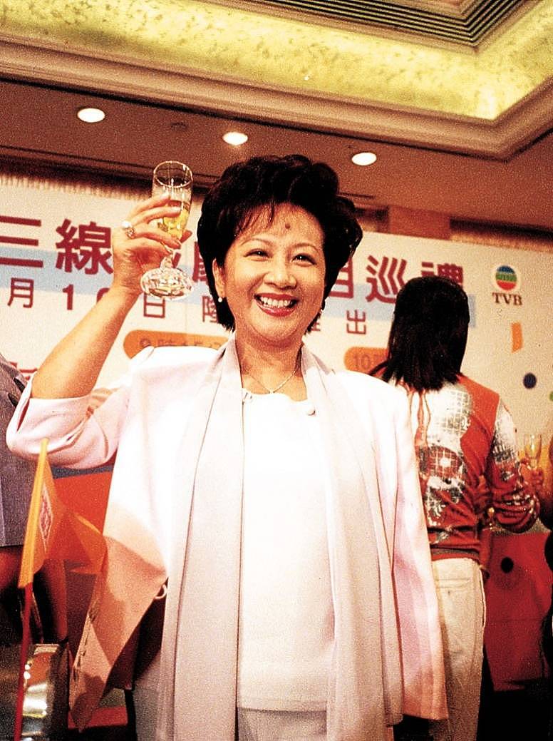 薛家燕被疯传遭“鲜肉”男友骗走2亿身家，罕有动怒发声明谴责，曾表示不会再婚（组图） - 1