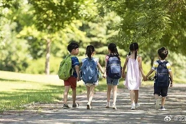 中国拚生育，免除幼儿园大班生保育教育费（图） - 1