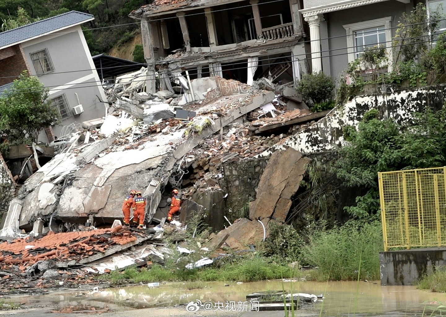 连日暴雨广州白云区山泥倾泻致数栋房屋垮塌，14人被困已救出7人（组图） - 3