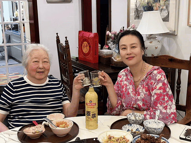 邬君梅家庭聚餐,84岁朱曼芳老的快认不出来,母女喝啤酒感情真好(组图) - 1