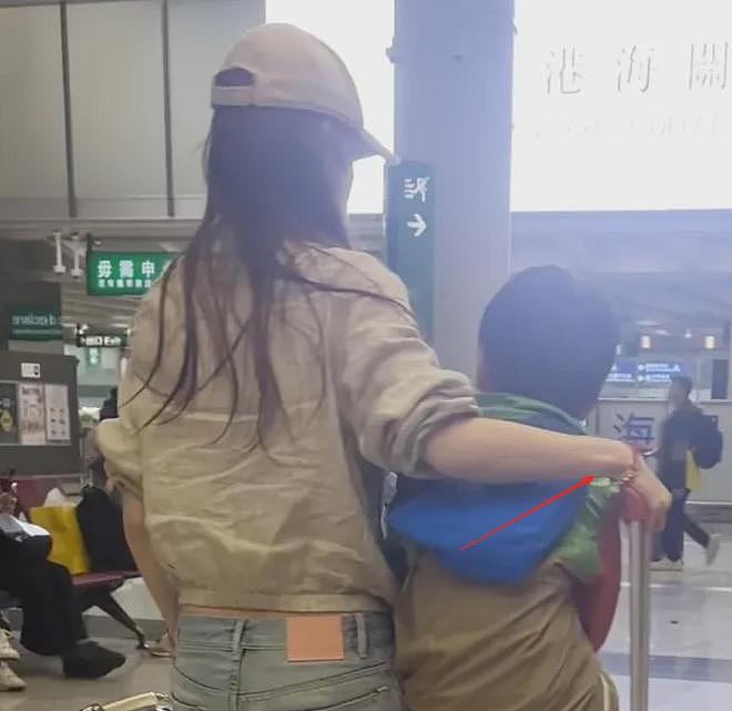 36岁杨颖现状曝光！带儿子去香港定居，机场独自拎行李背影狼狈（组图） - 4